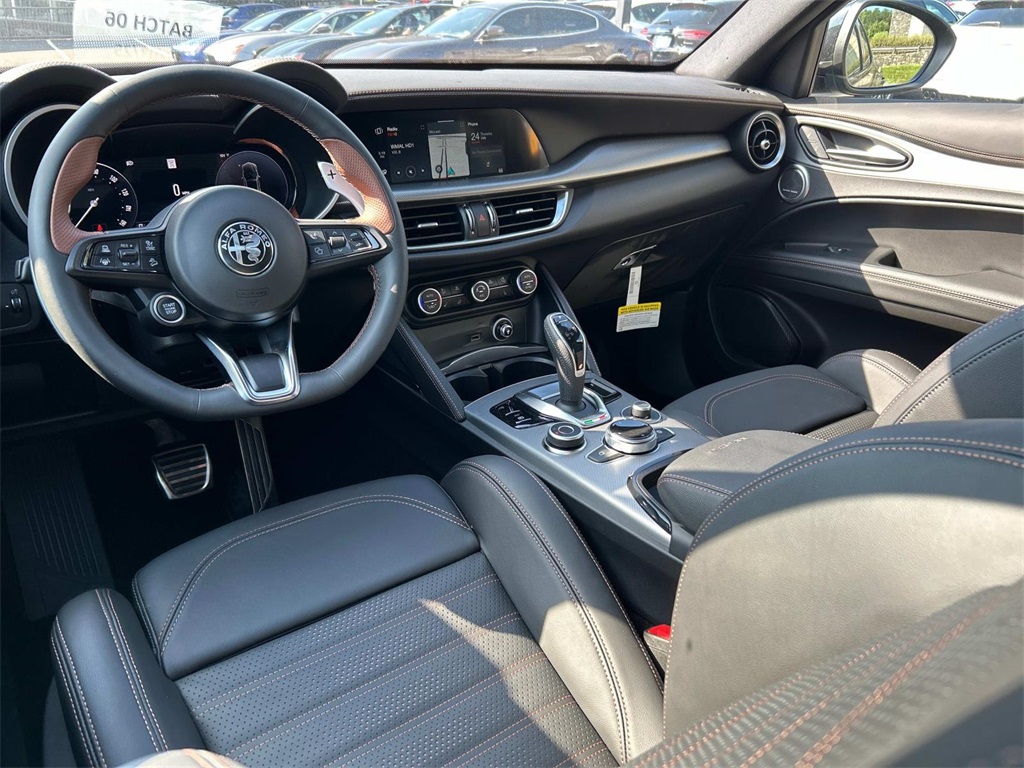 2025 Alfa Romeo Stelvio Sprint Base photo 2