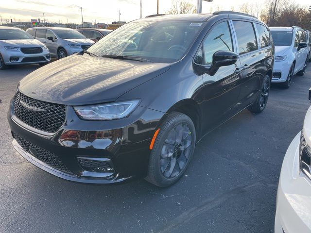 2026 Chrysler Pacifica photo 2