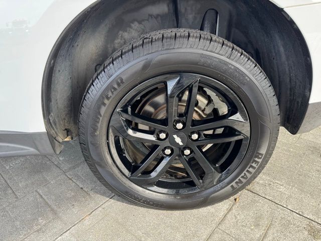 2017 Chevrolet Equinox LT photo 2