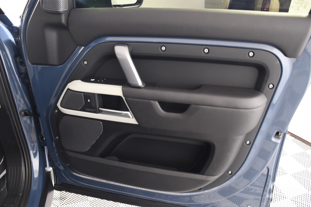 2022 Land Rover Defender 110 X-Dynamic HSE photo 18