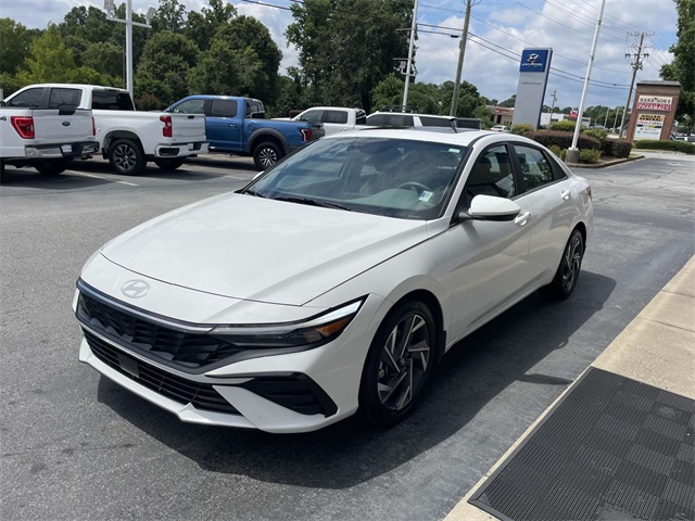 2024 Hyundai Elantra SEL Convenience photo 3
