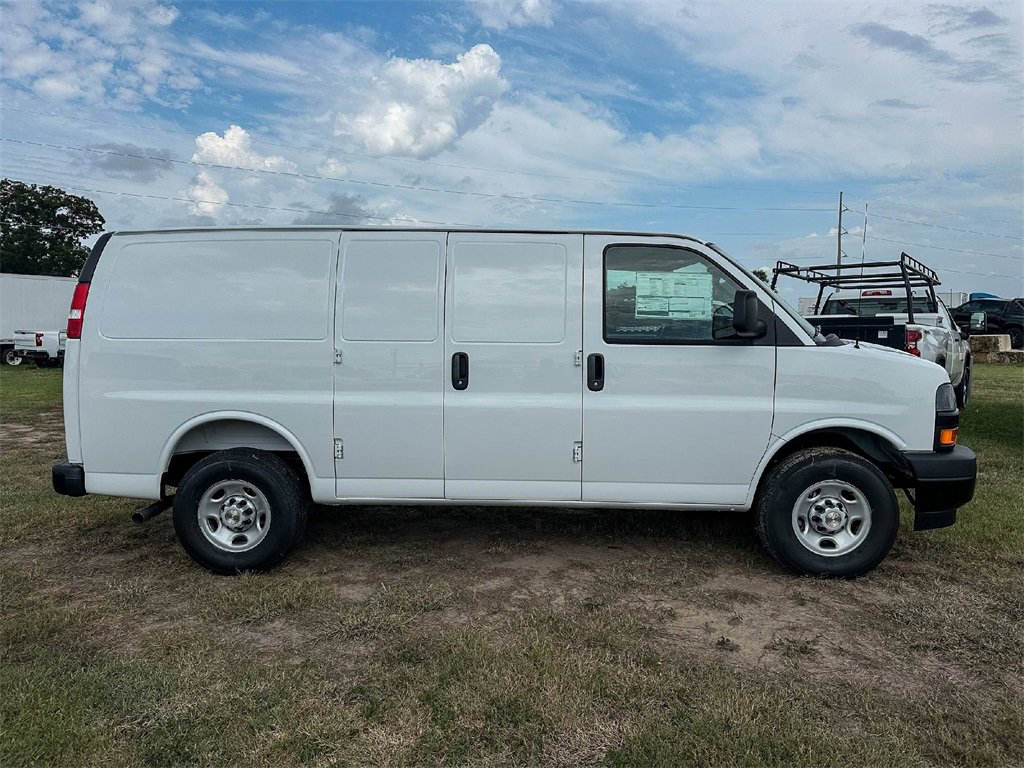 2025 Chevrolet Express Cargo 2500 photo 3