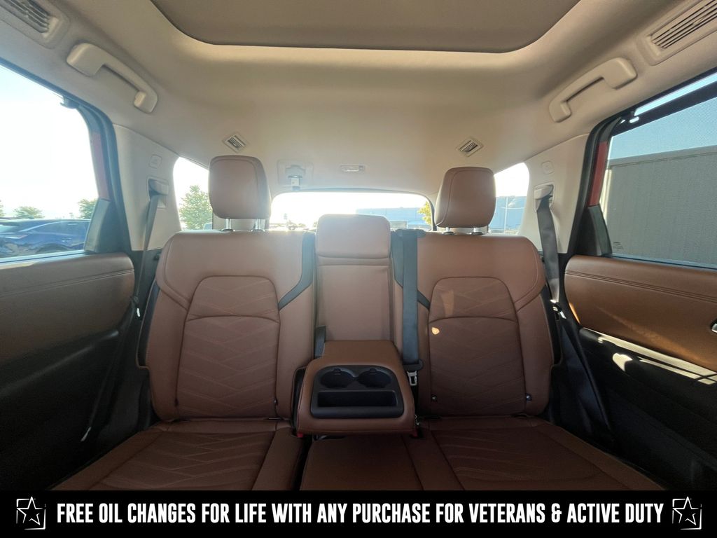 2025 Nissan Pathfinder Platinum photo 4