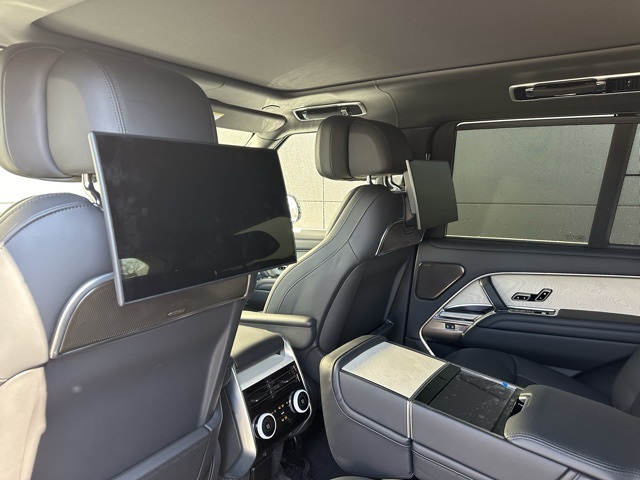 2025 Land Rover Range Rover SV photo 9