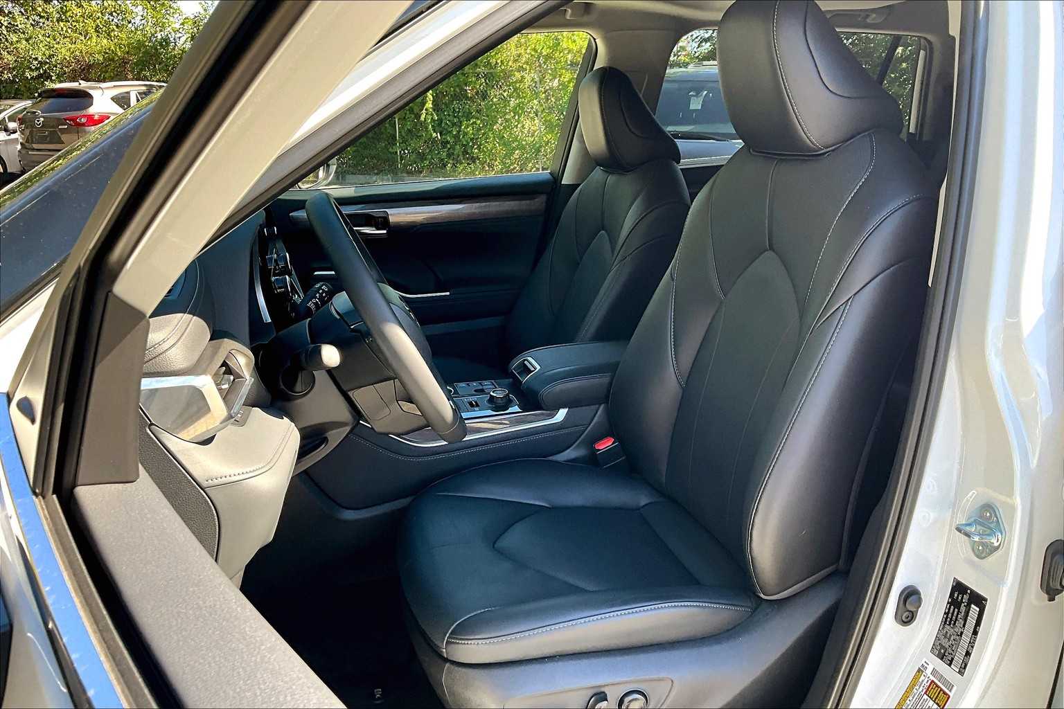 2024 Toyota Highlander Limited photo 7