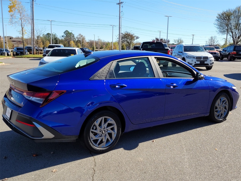 2024 Hyundai Elantra SEL photo 2