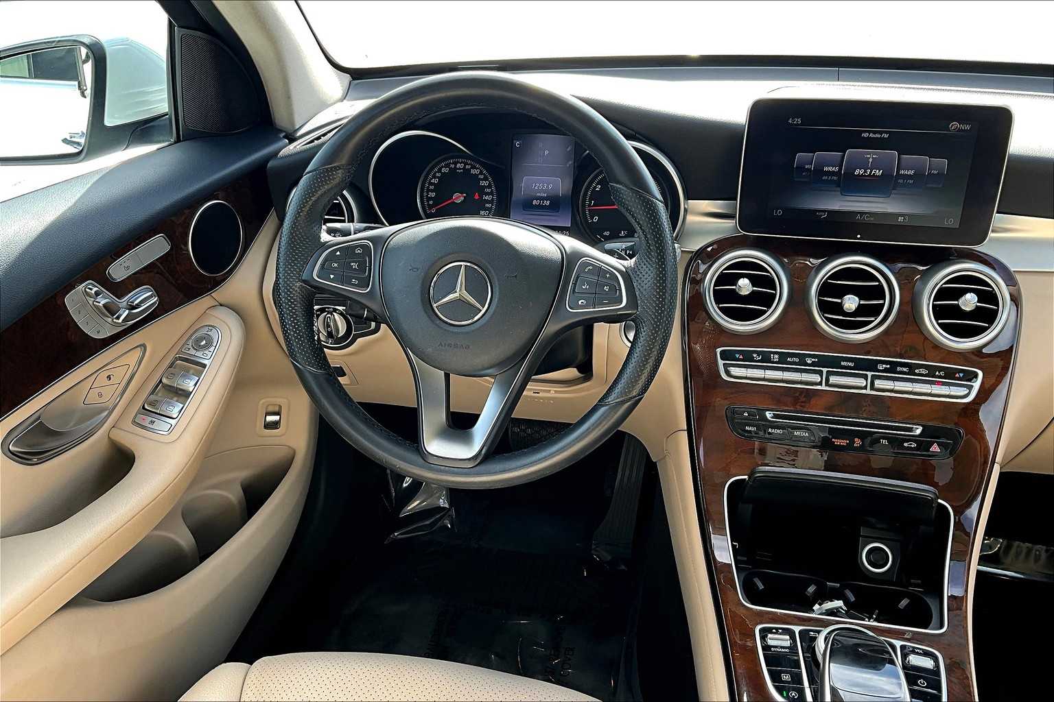 2016 Mercedes Benz GLC 300 4MATIC photo 4