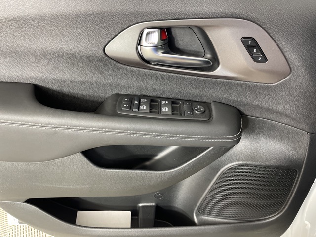 2025 Chrysler Pacifica photo 13