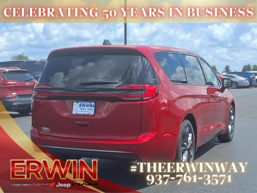 2026 Chrysler Pacifica photo 3