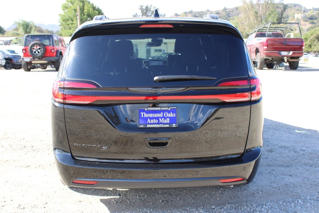 2026 Chrysler Pacifica photo 4