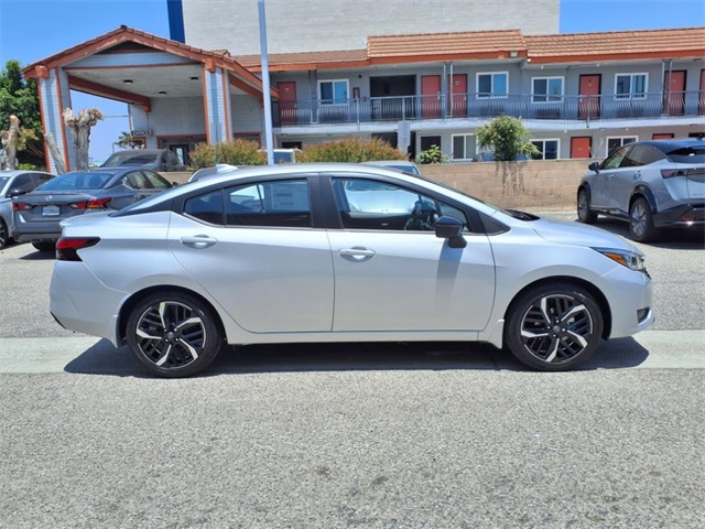 2025 Nissan Versa SR photo 4