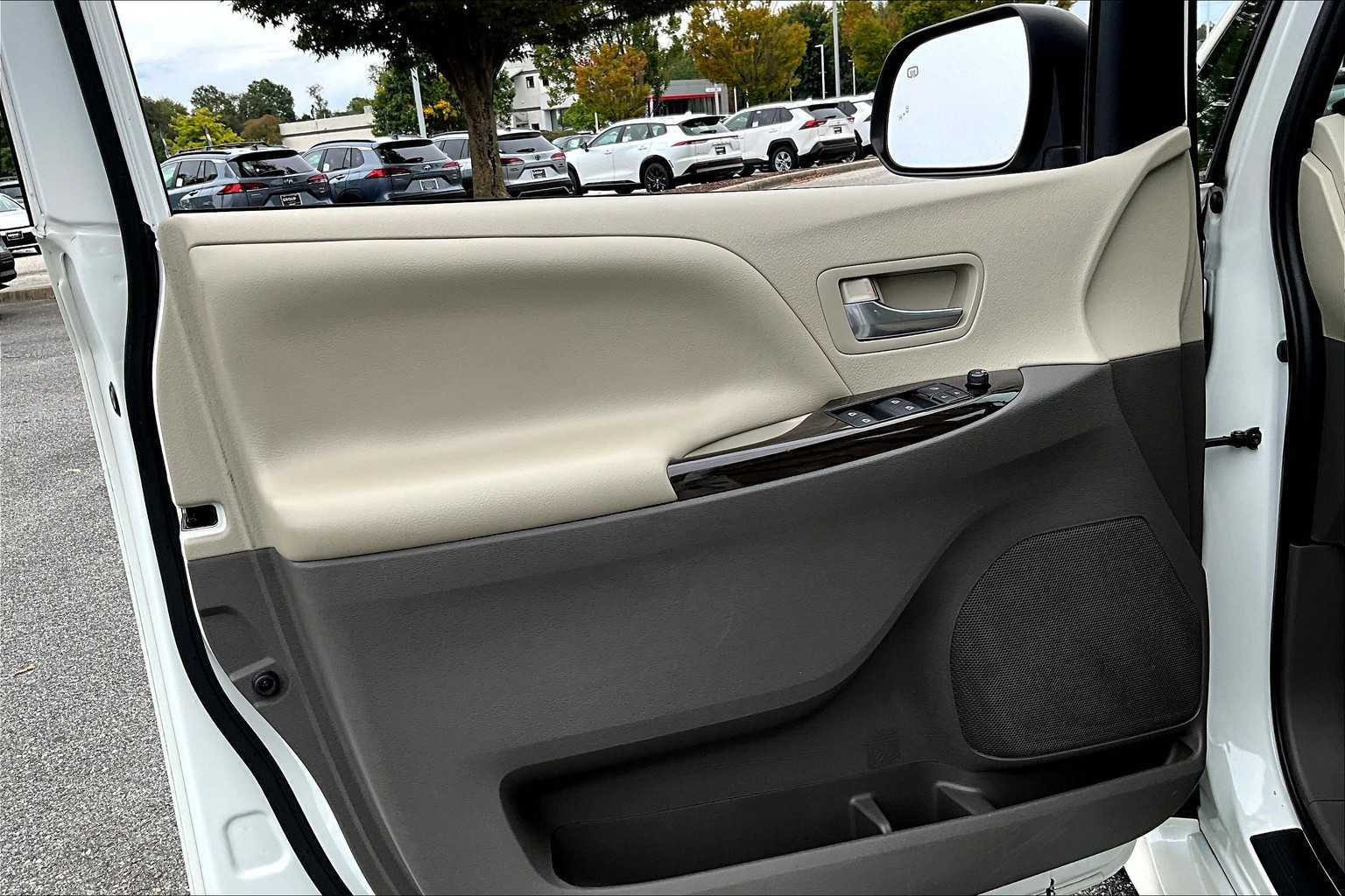 2020 Toyota Sienna XLE Premium photo 19