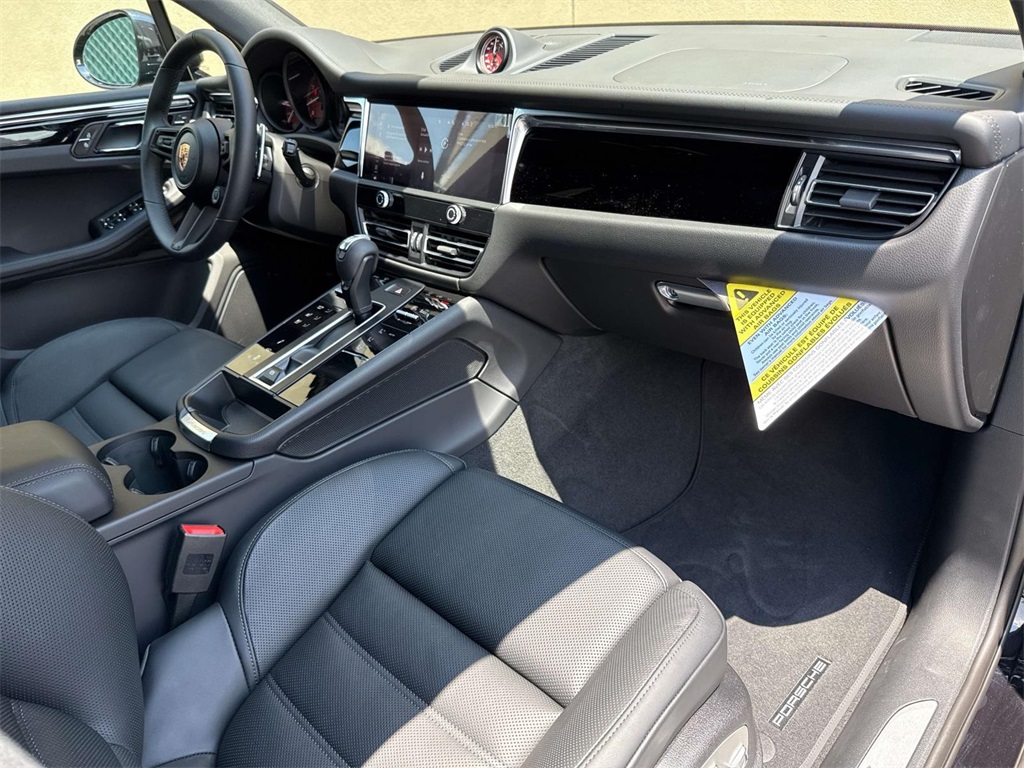 2025 Porsche Macan S photo 17