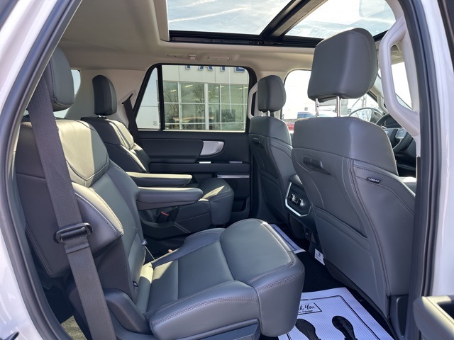 2025 Ford Expedition photo 2