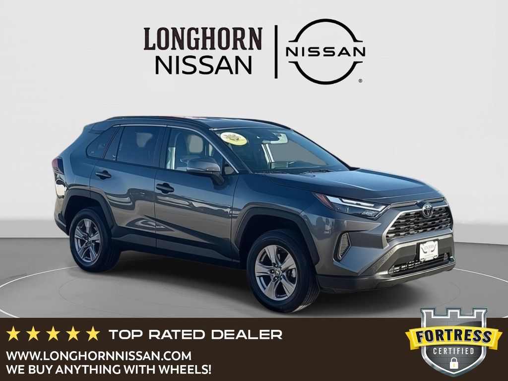 2024 Toyota RAV4 XLE's photo