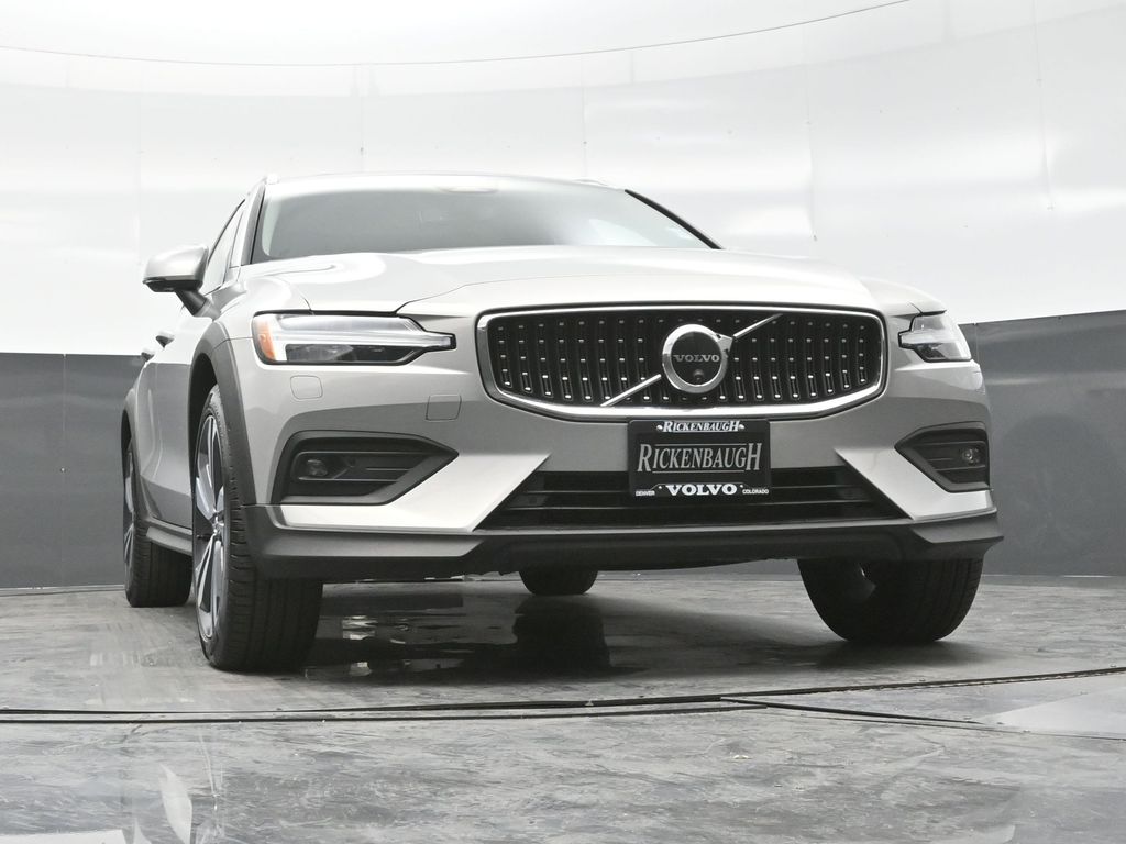 2025 Volvo V60 Cross Country B5 Plus photo 19