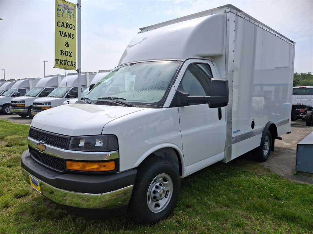 2025 Chevrolet Express Cutaway 3500 photo 2