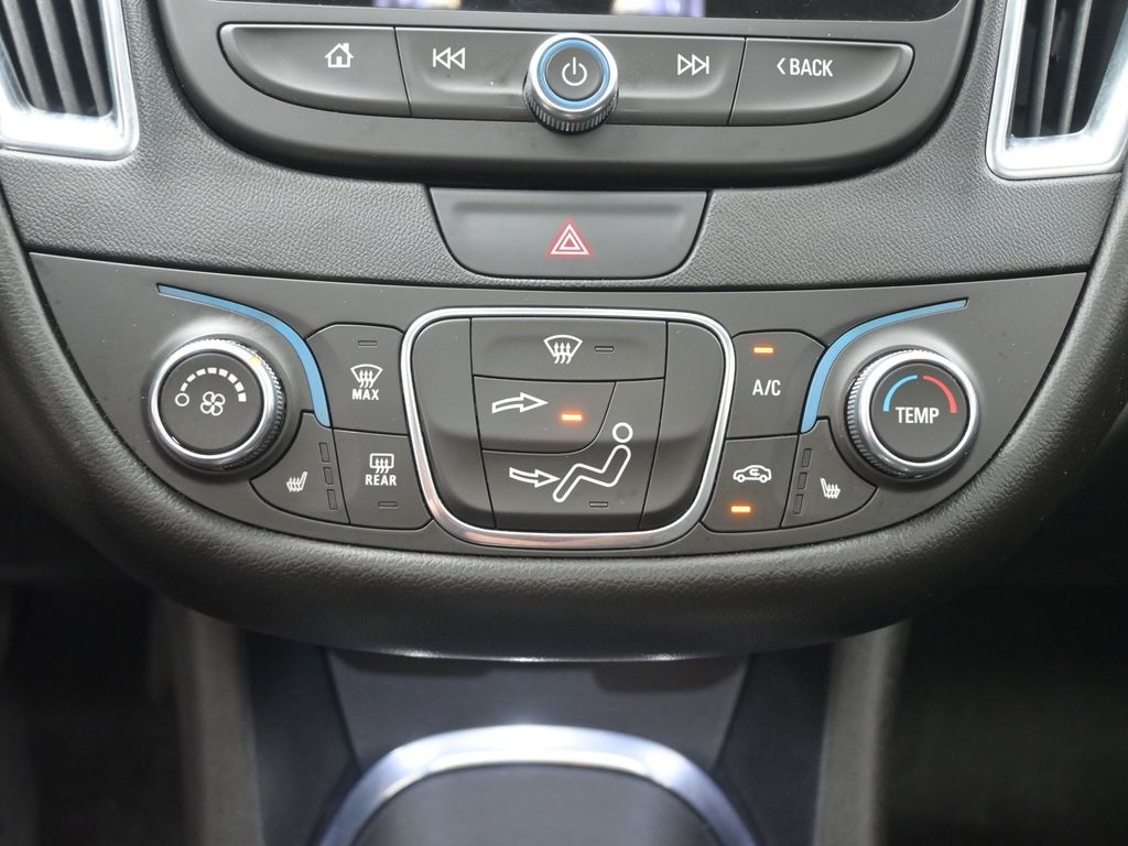 2018 Chevrolet Malibu 1LT photo 2