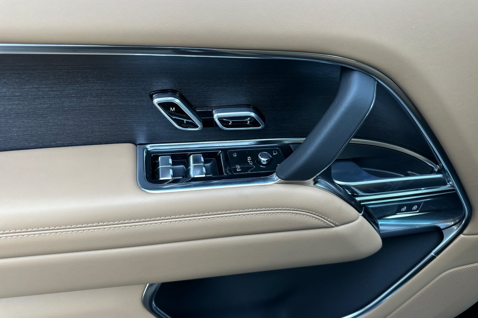 2025 Land Rover Range Rover SE photo 9