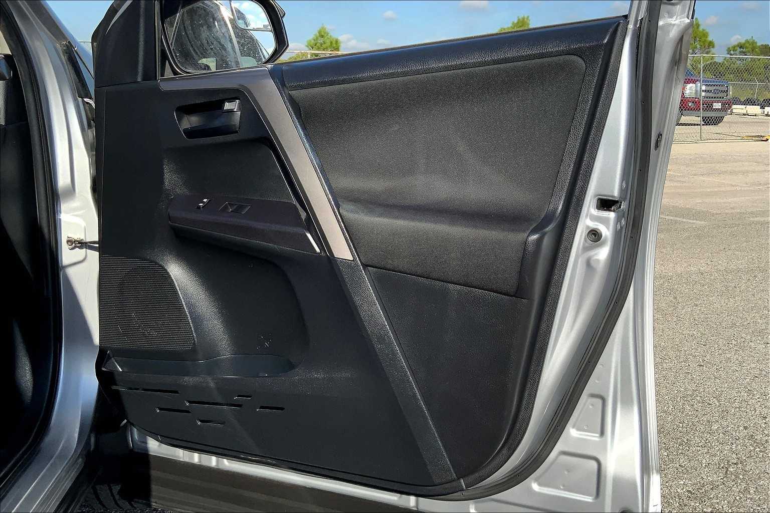 2018 Toyota RAV4 LE photo 21