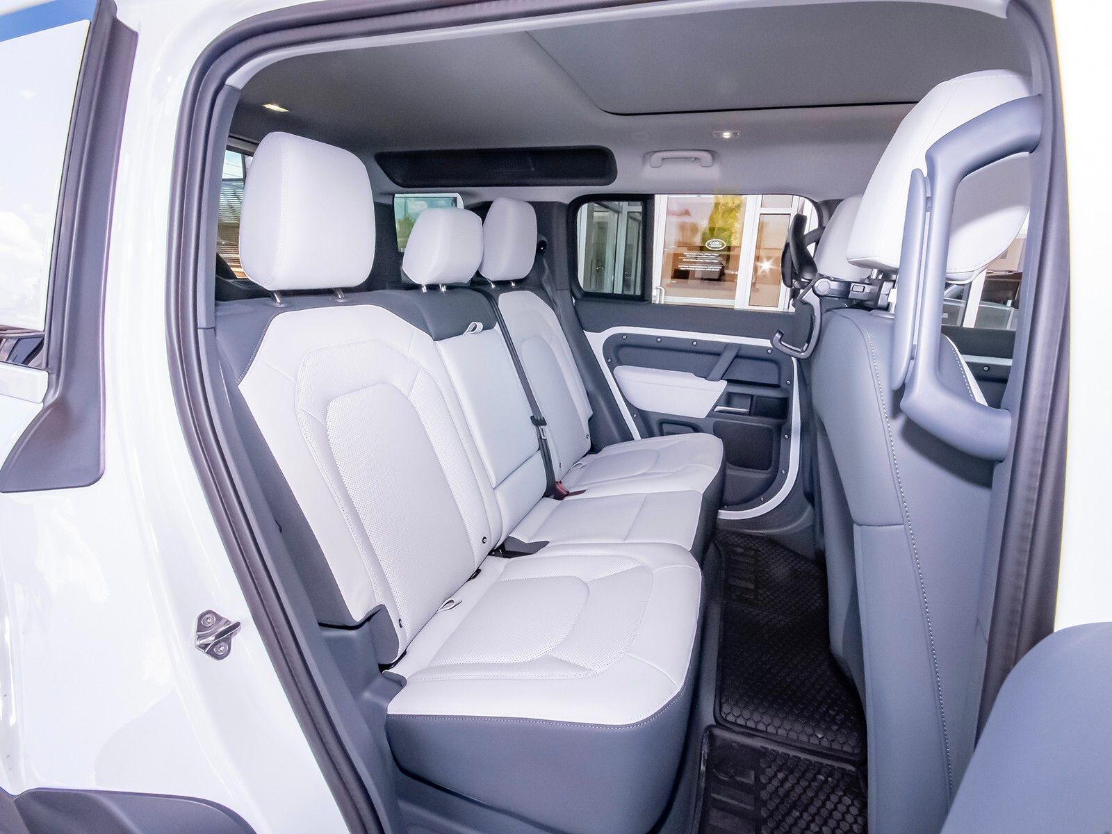 2025 Land Rover Defender 110 S photo 47