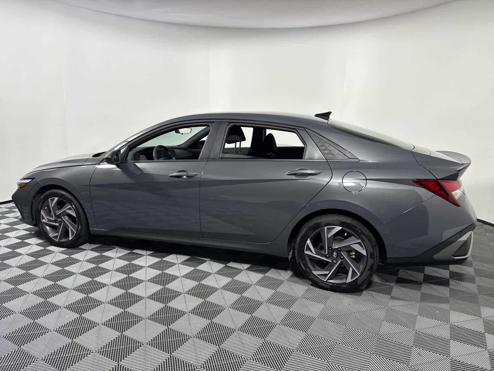 2025 Hyundai Elantra SEL Sport photo 12