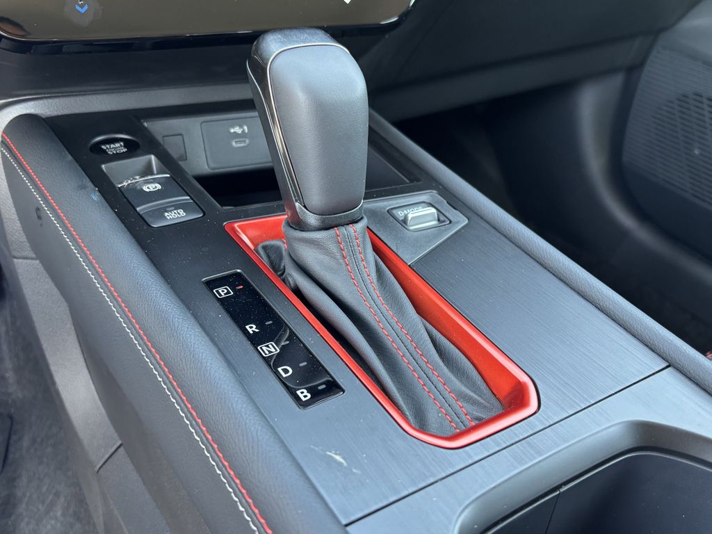 2025 Nissan Kicks SR photo 14