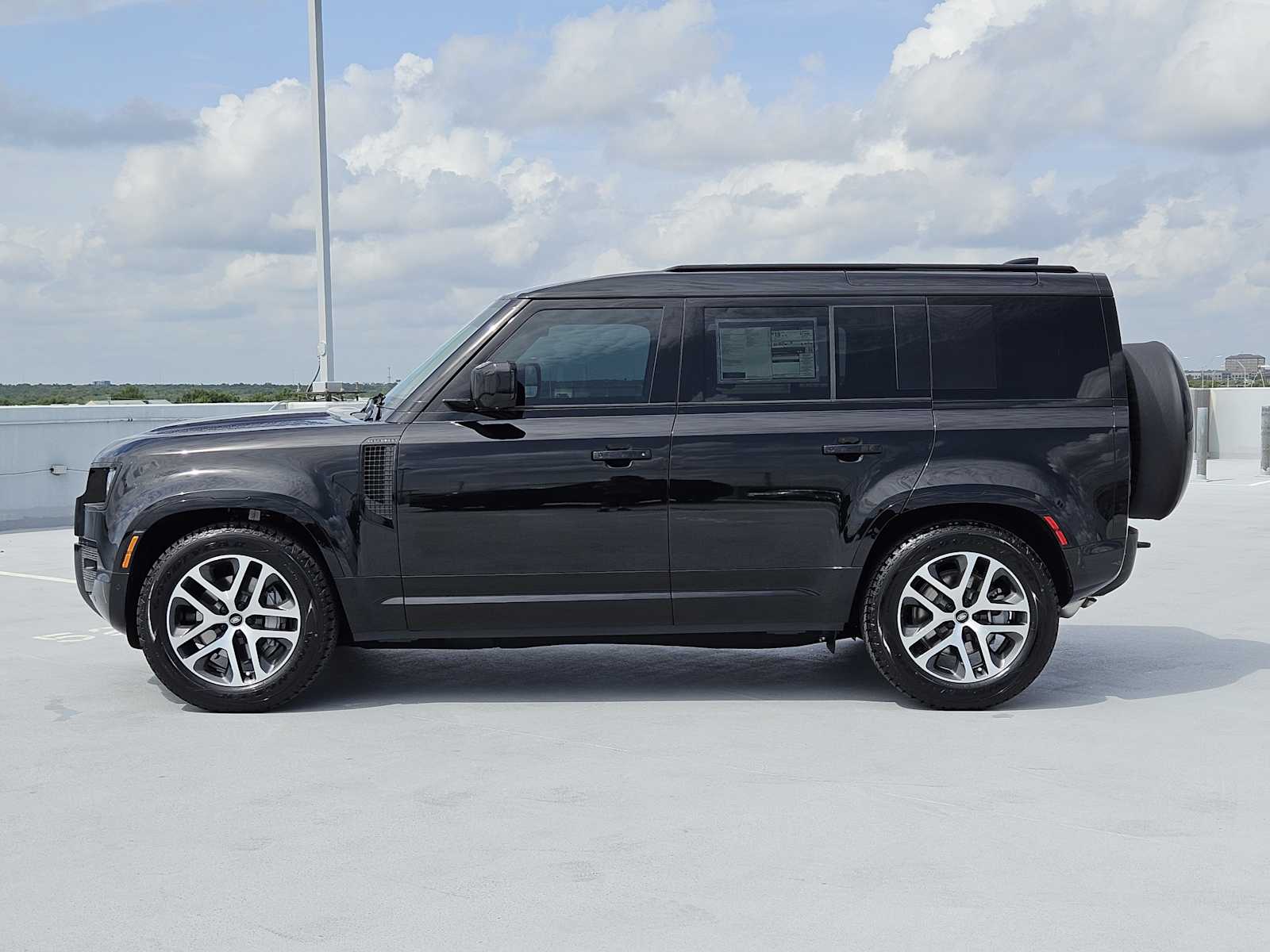 2025 Land Rover Defender 110 X-Dynamic SE photo 4