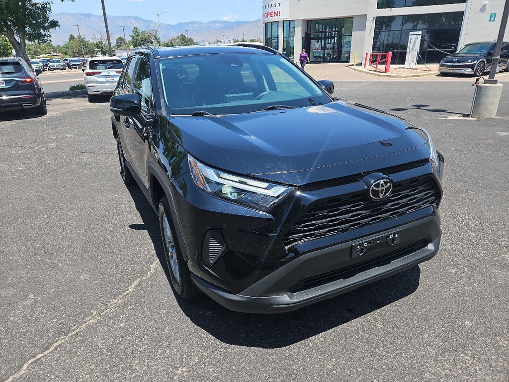 2024 Toyota RAV4 XLE photo 4