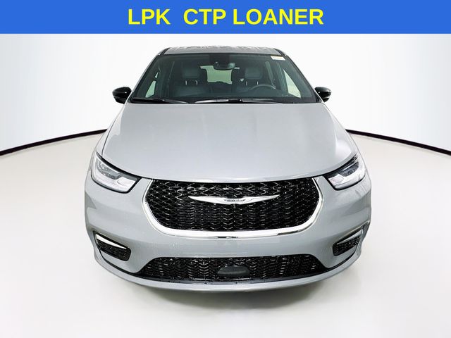 2025 Chrysler Pacifica Hybrid photo 2