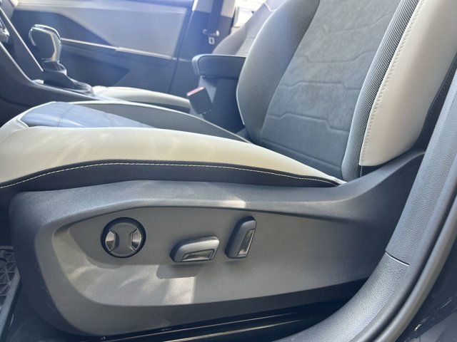 2025 Volkswagen Taos SE photo 4
