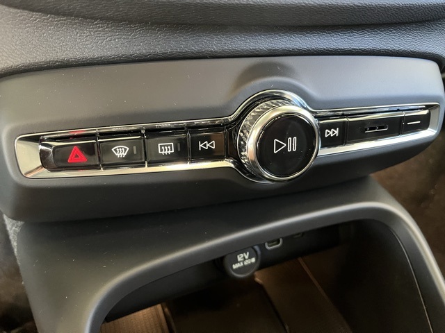 2025 Volvo XC40 Plus photo 25