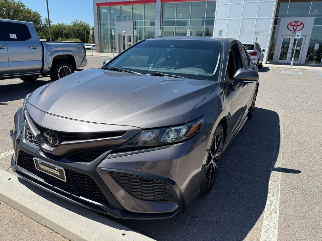 2022 Toyota Camry SE photo 2