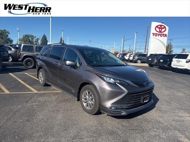 2021 Toyota Sienna XLE's photo