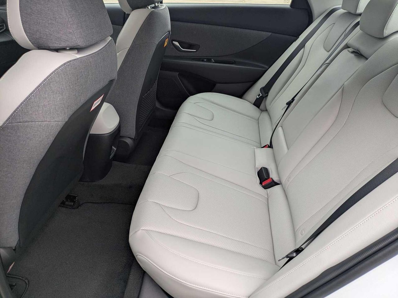 2025 Hyundai Elantra Limited photo 18