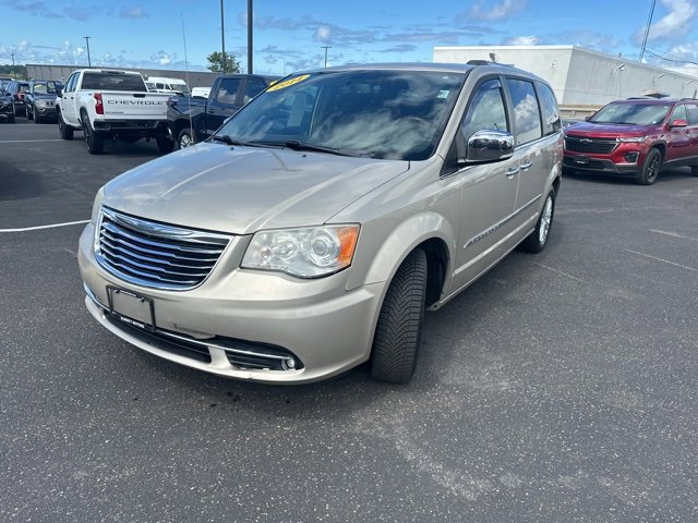 2014 Chrysler Town & Country Limited photo 3