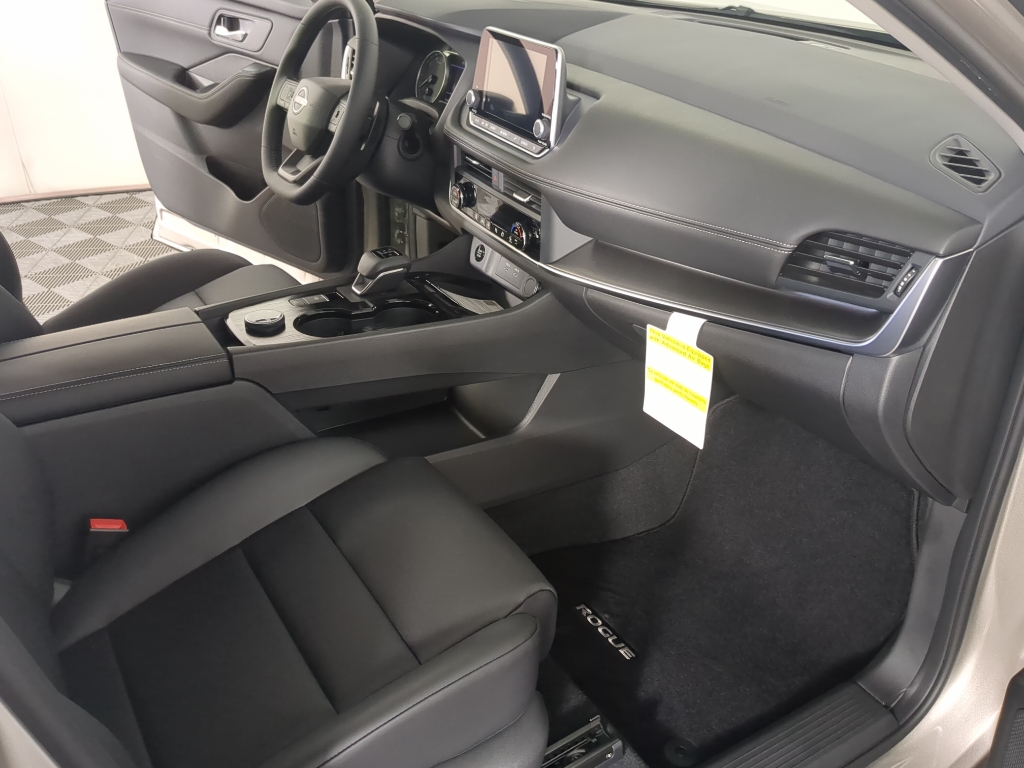2026 Nissan Rogue SV photo 17