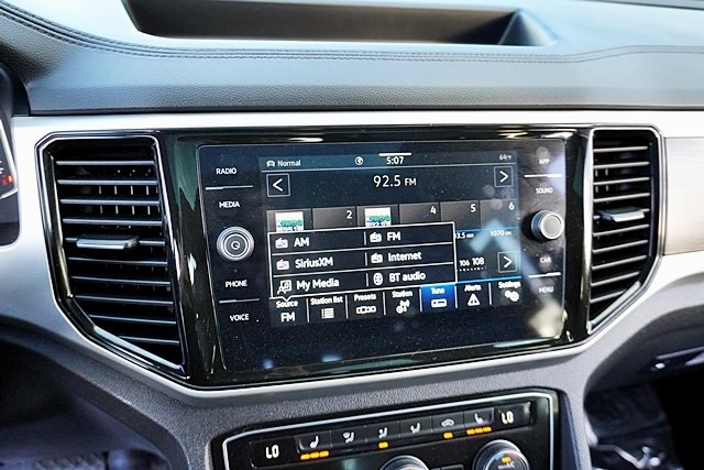 Used 2022 Silver Volkswagen 3.6L V6 SE w/Technology image 24