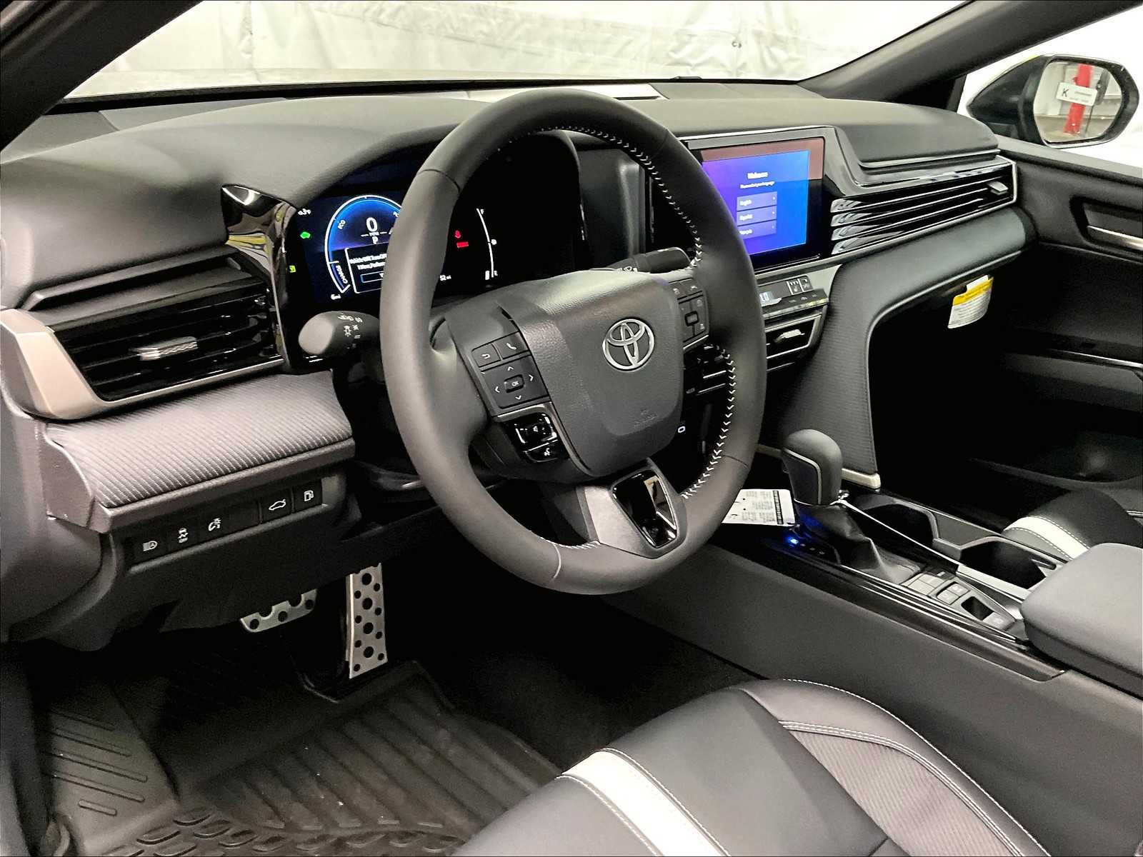2025 Toyota Camry SE photo 8