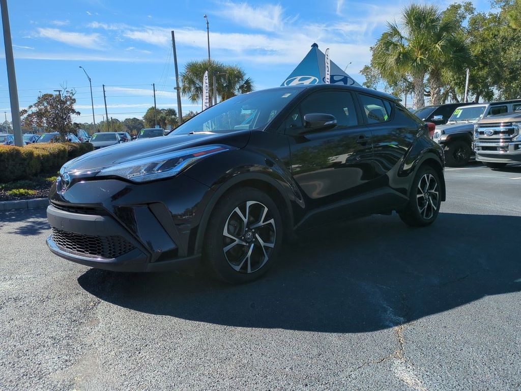 2021 Toyota C-HR XLE's photo