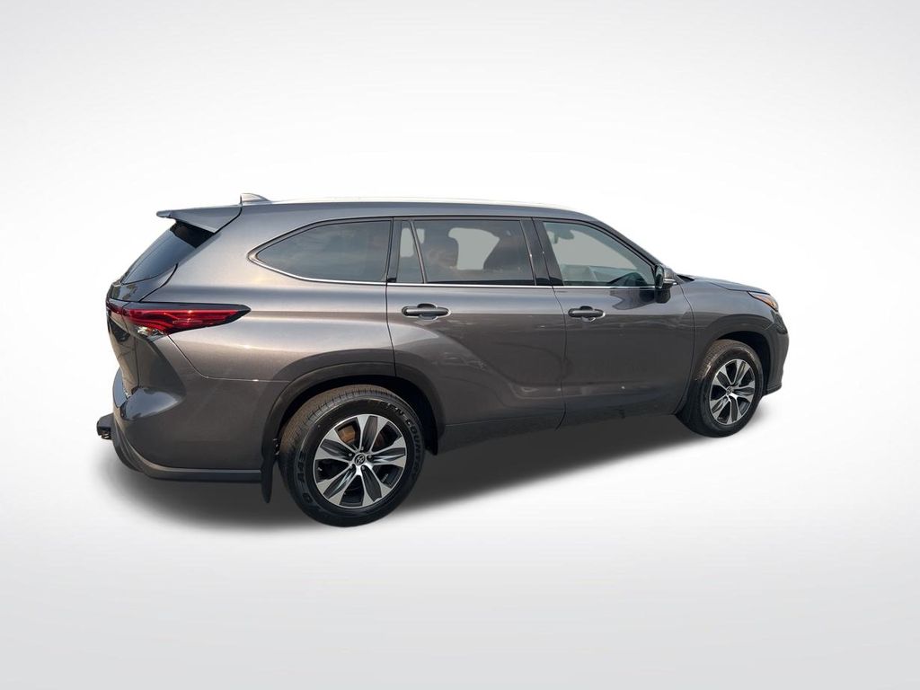 2022 Toyota Highlander XLE photo 47