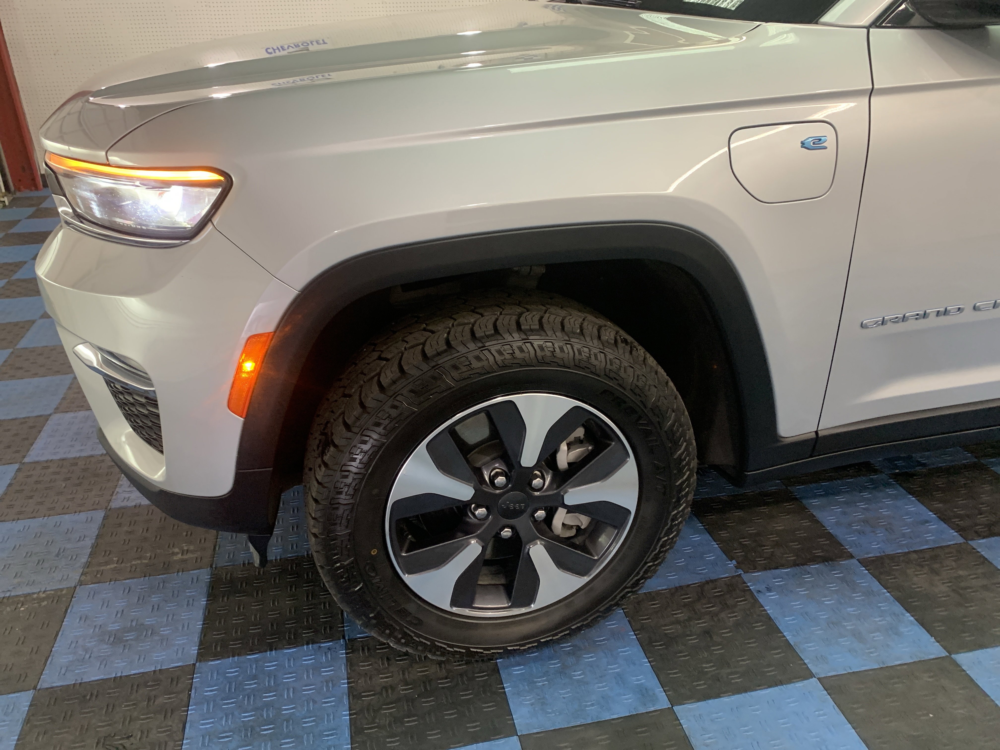 2024 Jeep Cherokee Limited 4xe photo 3