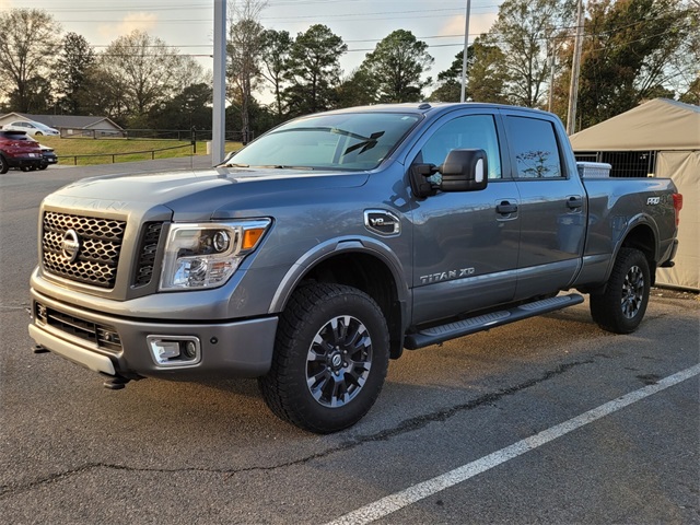 2017 Nissan Titan PRO-4X photo 3