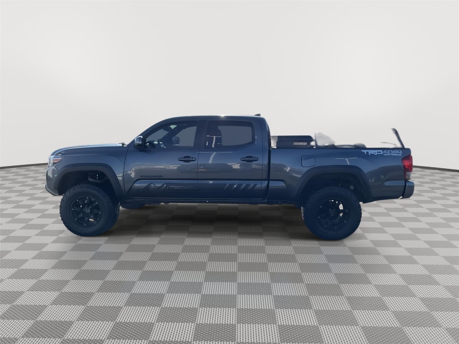 2017 Toyota Tacoma TRD Off-Road photo 2