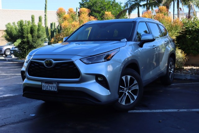 2024 Toyota Highlander XLE's photo