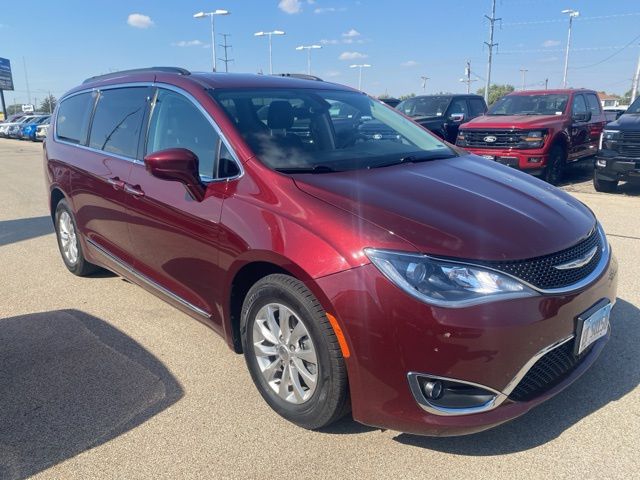 2017 Chrysler Pacifica Touring L photo 3