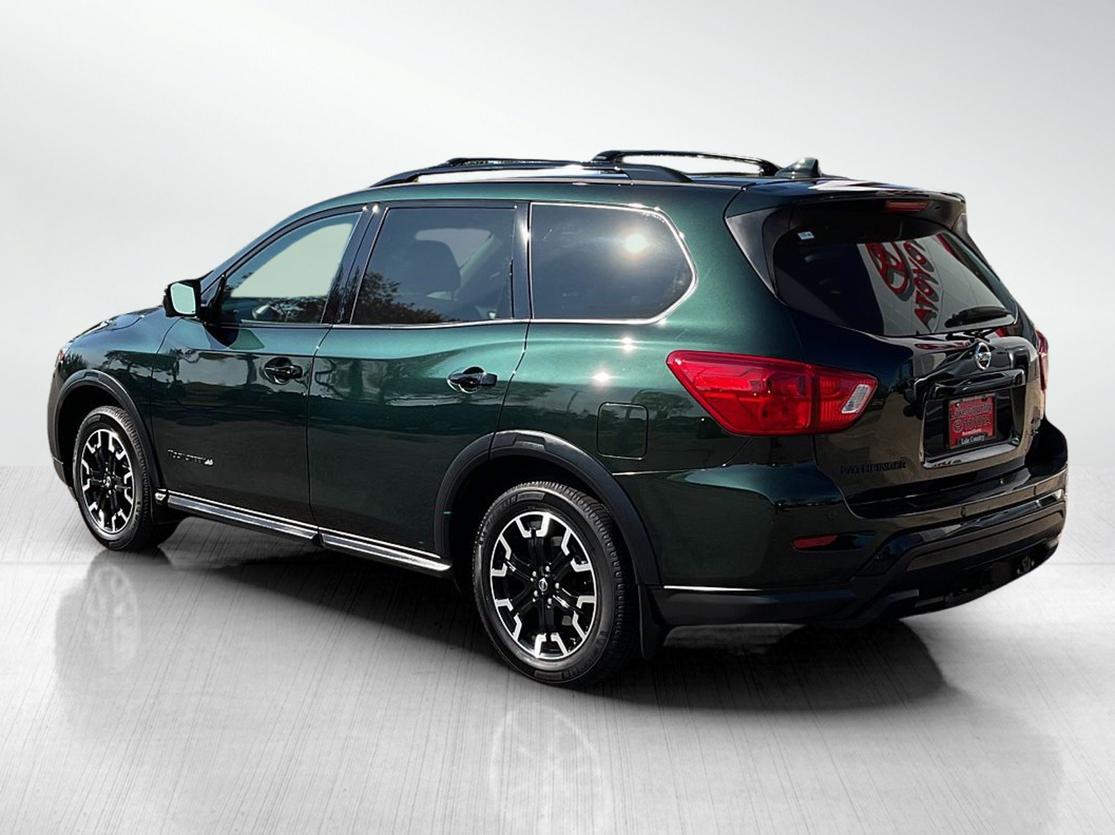 2019 Nissan Pathfinder SL photo 2
