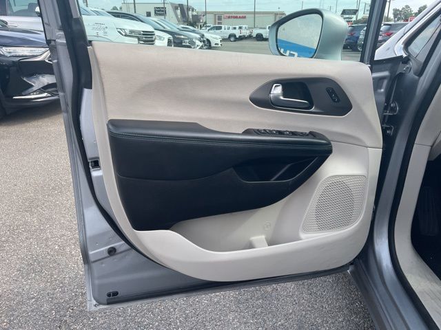 2021 Chrysler Pacifica Touring L photo 13
