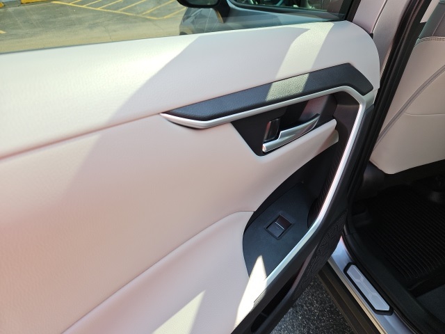 2024 Toyota RAV4 XLE Premium photo 19