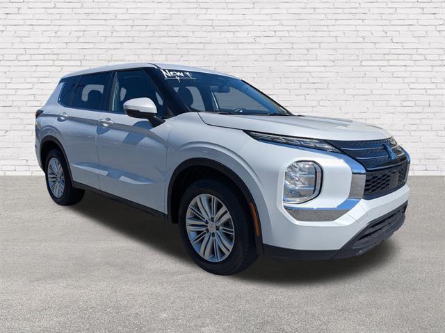 2024 Mitsubishi Outlander ES's photo